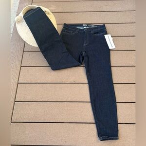 96. Amazon Essentials Skinny Jeans for Women, High Waist, Stretchy Denim
Size 10